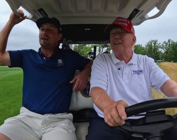 Donald Trump jugando al golf en plena campaña