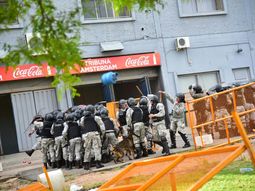 suspendieron el clasico uruguayo: hinchas de penarol tiraron garrafas suspendieron el clasico uruguayo: hinchas de penarol tiraron garrafas