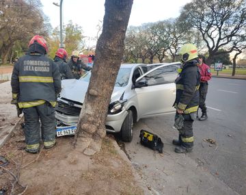 Choque en Recoleta: perdió el control de su auto y la frenó un árbol