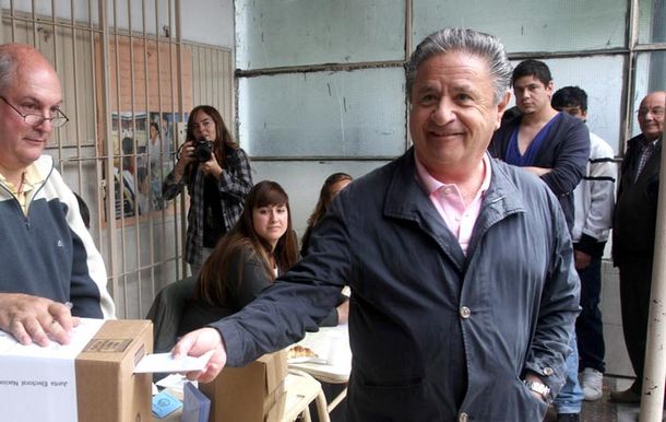 Duhalde vota - octubre 2011