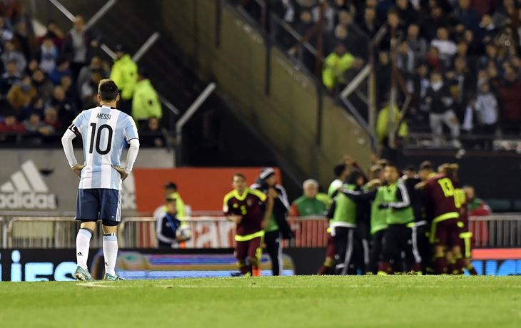 El 10 mira frustrado el festejo venezolano ante un Monumental impávido