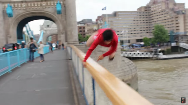 Un youtuber saltó del puente de Londres para hacer una broma y casi se ahoga
