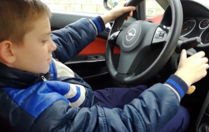 El nene, de 10 años, cometió un error en su primera prueba de manejo