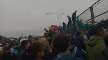 tension en avellaneda: hinchas de racing forzaron el porton del cilindro tras la salida de costas tension en avellaneda: hinchas de racing forzaron el porton del cilindro tras la salida de costas