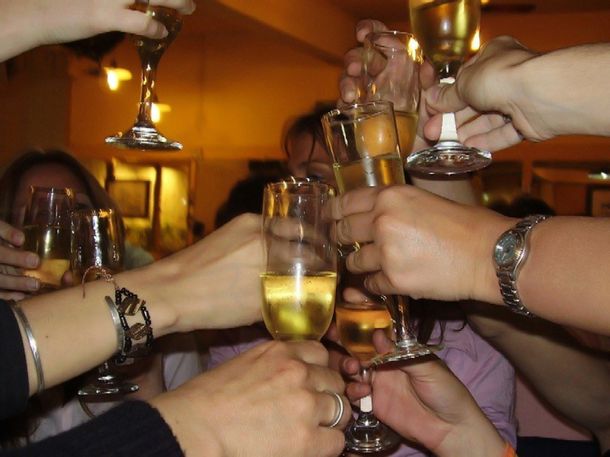 Cómo hacer para brindar sin excederte en las fiestas