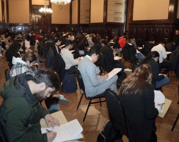 Se conoció la lista definitiva de las residencias médicas: ¿cuántas se dieron y cuántas quedaron vacantes?