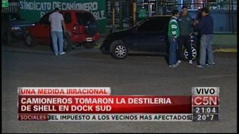 camioneros bloquea destileria de shell en dock sud camioneros bloquea destileria de shell en dock sud