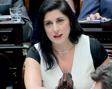 Juliana Santillán inventó un número y desató burlas en Diputados y en las redes