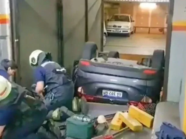 Recoleta: un hombre cayó con su auto en el hueco de un montacargas