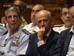 El ministro de Defensa, Javier García, junto al ministro de Trabajo y Seguridad Social, Pablo Mieres, y los altos mandos de las Fuerzas Armadas. El ministro de Defensa, Javier García, junto al ministro de Trabajo y Seguridad Social, Pablo Mieres, y los altos mandos de las Fuerzas Armadas.