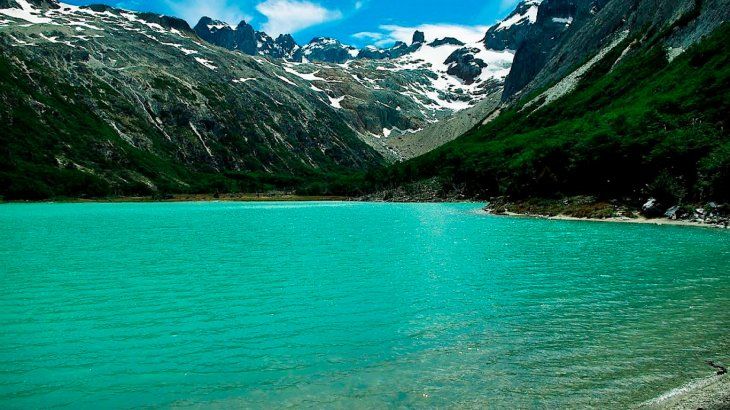 El desubicado reclamo de turistas: se quejó porque se le rompieron las zapatillas mientras caminaba