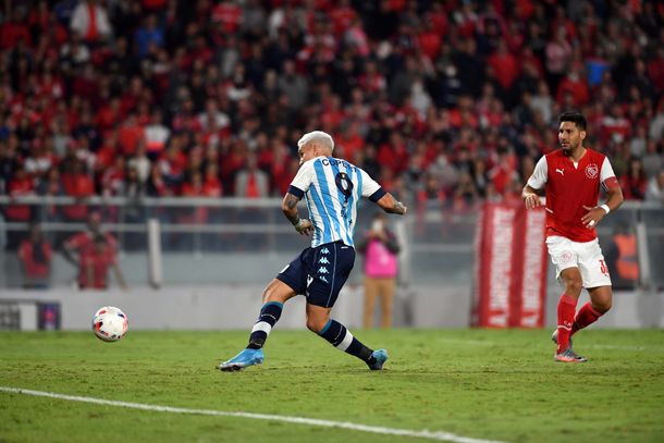 Racing atrapó un triunfo ante Independiente y es puntero