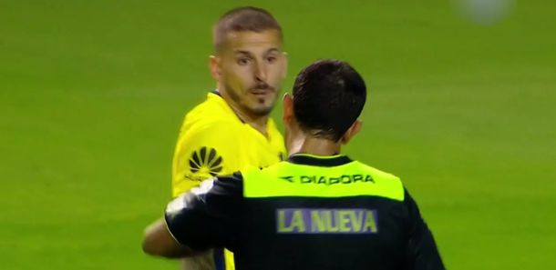 Darío Benedetto antes de ser amonestado