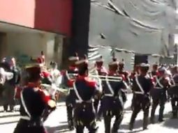 ni los granaderos logran resistirse al hit del mundial ni los granaderos logran resistirse al hit del mundial