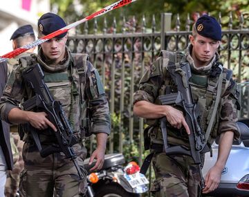 Un vehículo atropelló a una patrulla antiterrorista cerca de París: hay seis heridos