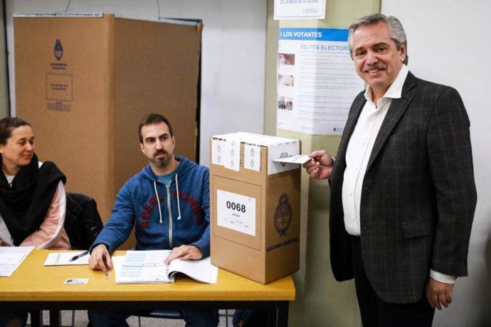 A qué hora y dónde votan Alberto Fernández y Cristina Kirchner