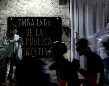 Las fuerzas de seguridad venezolanas rodean la Embajada argentina en Caracas.