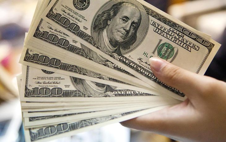 El dólar blue cayó 18 centavos y cotizó a $15,48