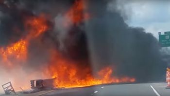 Un camión chocó contra el guardarrail y explotó Un camión chocó contra el guardarrail y explotó