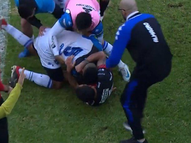 Batalla campal en la Primera Nacional: Almagro y Patronato terminaron a las piñas