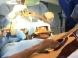 Tocó la guitarra mientra lo operaban en el cerebro