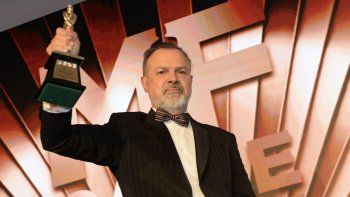 Gato Sylvestre con el Martín Fierro de Oro. Foto: Carlos Ventura.