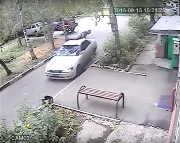 Se robó dos bolsas de papas, lo vieron y le rompieron todo el auto