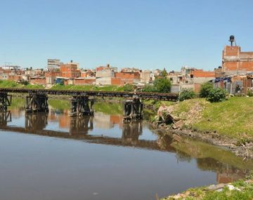 Un ladrón se tiró al Riachuelo para escaparse de la policía: no lo encuentran
