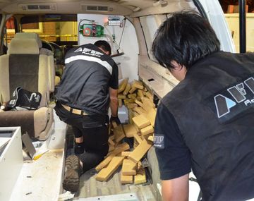 La AFiP detectó 260 kilos de marihuana ocultos en una ambulancia