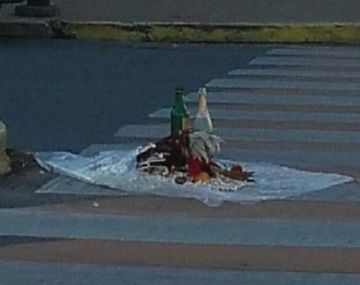 Macabro hallazgo en la puerta de un colegio de La Plata: ¿ofrenda o rito oscuro?