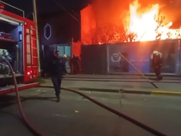 El fuego tomó por completo un predio ubicado en avenida Fernández de la Cruz y Lisandro de la Torre