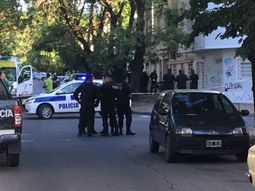 tension en la plata: un hombre mantuvo de rehen a un amigo durante tres horas tension en la plata: un hombre mantuvo de rehen a un amigo durante tres horas