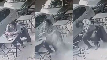 impactante accidente en palermo: se cayo un vidrio y le partio la cabeza impactante accidente en palermo: se cayo un vidrio y le partio la cabeza