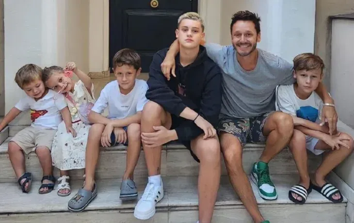 Benjamín Vicuña junto a sus hijos: Amancio, Magnolia, Benicio, Bautista y Beltrán.