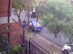 Le robaron el auto y apenas pudo bajar a su hijo