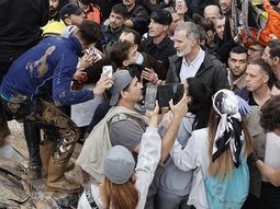 Incidentes en Valencia tras las inundaciones: insultaron y lanzaron barro contra los reyes y Pedro Sánchez