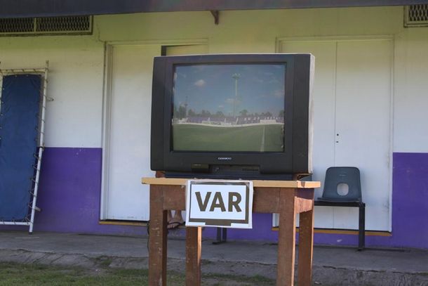 Sacachispas perdió con penal polémico y puso su VAR vintage