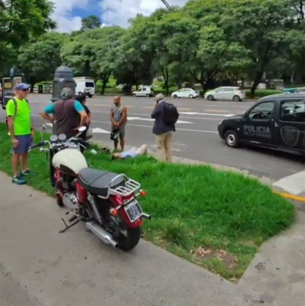 Alfonso Prat Gay chocó con su moto en Recoleta