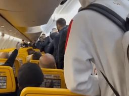 italia: los hinchas del bari agredieron a los jugadores en pleno avion italia: los hinchas del bari agredieron a los jugadores en pleno avion