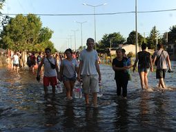 Vecinos de La Emilia volviendo a sus casas Vecinos de La Emilia volviendo a sus casas