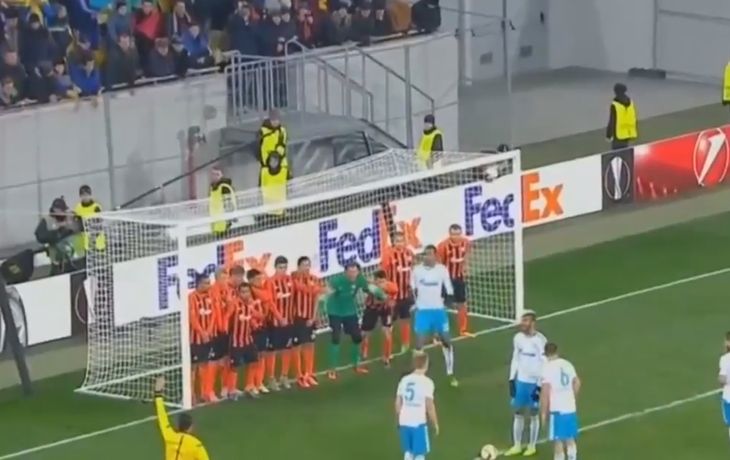 Pasó de todo: la insólita jugada durante un partido en Ucrania