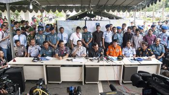 avistan un objeto en el mar que podria pertenecer al avion de airasia avistan un objeto en el mar que podria pertenecer al avion de airasia