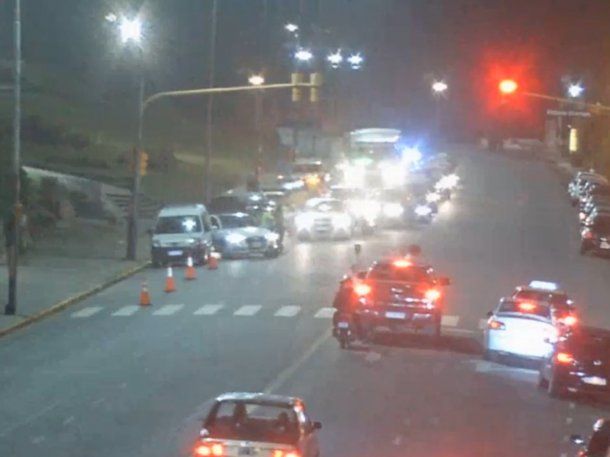 Video: una joven en un Audi atropelló a un agente de tránsito y se dio a la fuga