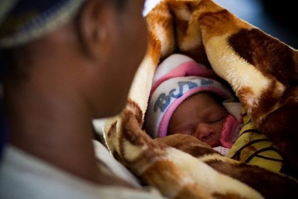 En su lecho de muerte, asegura que intercambió 5 mil bebés por diversión