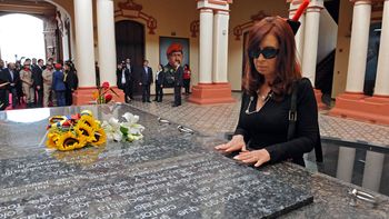 cristina visito la tumba de hugo chavez junto a nicolas maduro cristina visito la tumba de hugo chavez junto a nicolas maduro