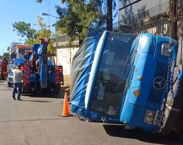 Choque y vuelco en colectora de Panamericana provoca un caos de tránsito