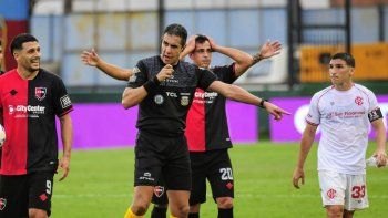 polemica en barracas-newells: scocco y maxi rodriguez cuestionaron el arbitraje polemica en barracas-newells: scocco y maxi rodriguez cuestionaron el arbitraje