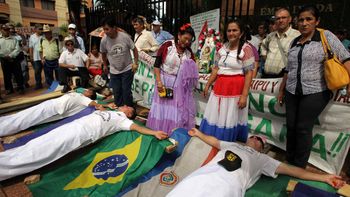 asuncion: trabajadores se crucifican frente a la embajada brasilena asuncion: trabajadores se crucifican frente a la embajada brasilena