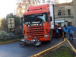 Accidente fatal entre un camión y una moto: un muerto y un herido