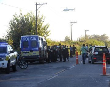 Un motoquero murió embestido por un auto que escapaba de un control policial